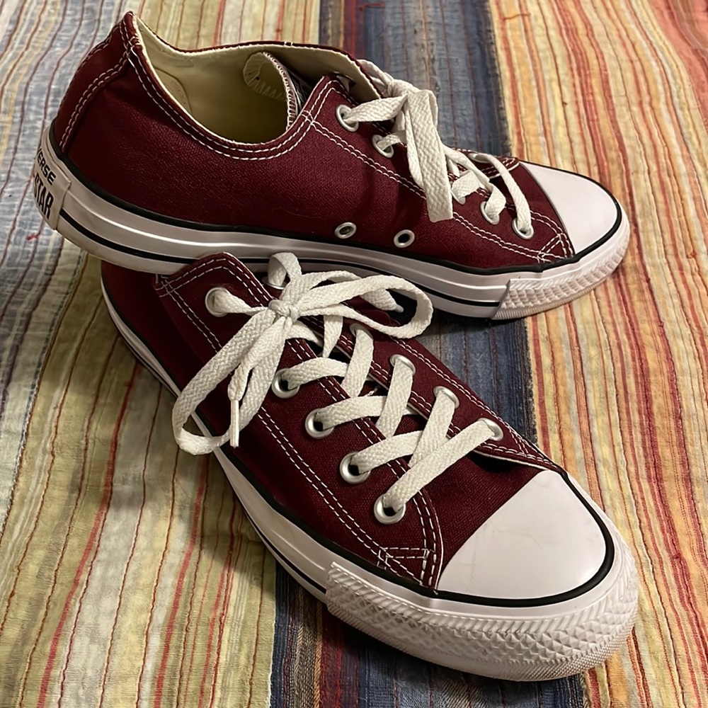 Converse maroon mens 7, womens 9